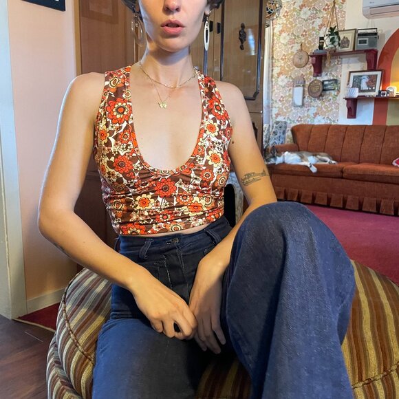 Plunge 70s style orange floral print MOD style sleeveless crop top! - Picture 3 of 13